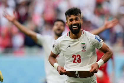 Ramin Rezaeian festeja el segundo gol de Irán ante Gales