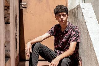 A los 19 años es un virtuoso guitarrista conjuga jazz, tango, flamenco y folclore