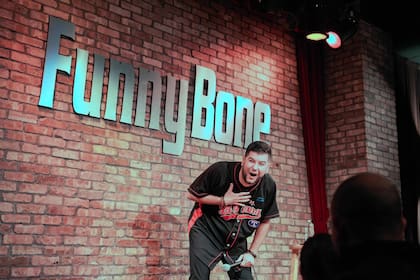 Ramiro afirma que sus primeras incursiones en la comedia ocurrieron al llegar a la universidad en La Habana