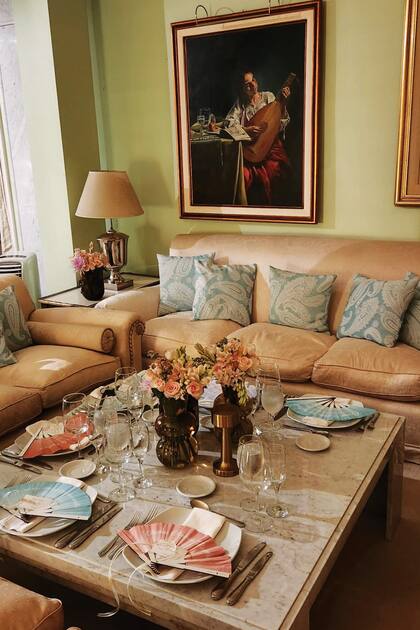 Ramiro Arzuaga fue el encargado de ambientar el departamento de Mirtha, en Avenida del Libertador. Eligió una paleta de tonos pasteles neutros con detalles en dorado.