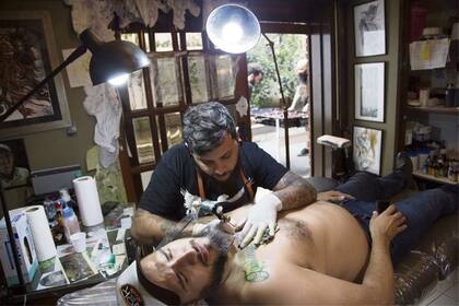 Ramiro Blanco y tres tatuadores más abrieron Homeless, una casa-estudio en la que trabajan
