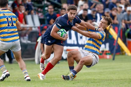 Ramiro Costa se saca de encima a Ramón Fernández Miranda con un hand-off, ante Federico Graglia; Buenos Aires contribuyó al desarrollo de un partido alocado en su cancha y, pese a la derrota por 22 tantos, fue fervoroso en su juego.