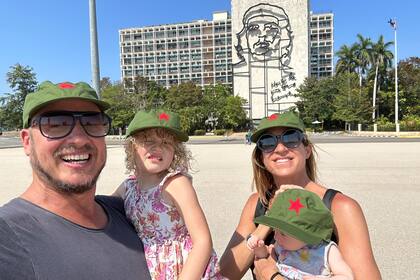 Ramiro de Lusarreta en Cuba junto a su esposa Sofía y sus dos hijas