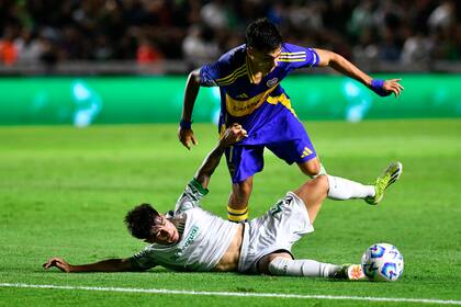 Ramiro Di Luciano, lateral derecho de Banfield y la figura del partido, recupera abajo ante el Changuito Zeballos, delantero de Boca
