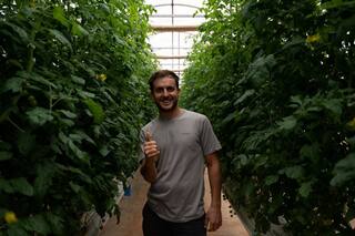 Se fue a vivir a Hawái y cuenta cómo trabaja para uno de los hombres más ricos del mundo