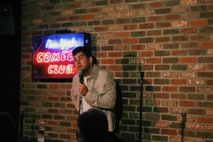 Ramiro explica que el cubano utiliza el humor para suplir la situación en el país