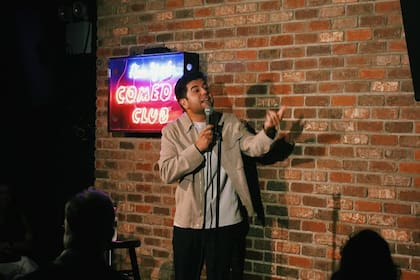 Ramiro González se enfrentó a diferentes dificultades en sus primeros shows en Uruguay, como su capacidad para hablar lento y referencias culturales