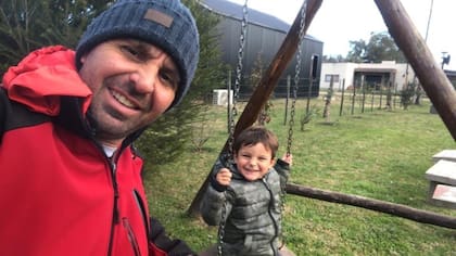 Ramiro junto a su hijo Segundo de 3 años de edad.