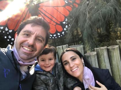 Ramiro junto a su mujer Romina y su hijo Segundo.