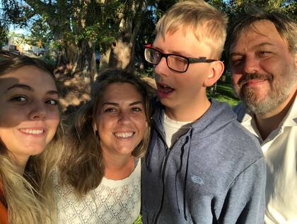 Ramiro junto a sus padres y su hermana mayor