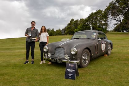 Ramiro Negro y Tiki Román en el Aston Martin DB2 de 1954 .