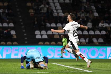 Ramiro Sordo sale festejando el gol de Newell's, mientras Marcos Ledesma se lamenta por el error; con la igualdad, la Lepra y Platense mantuvieron sus invictos en la Liga.