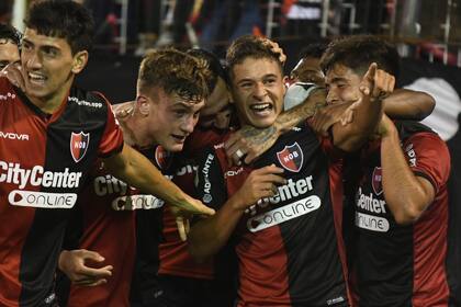 Ramiro Sordo sonríe y señala a la tribuna; el juvenil de Newell's ingresó e hizo el gol del triunfo ante Patronato por 1-0