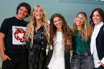 Ramiro Spangenberg, Cris Morena y Mora Bianchi con las creadoras de Queen Juana