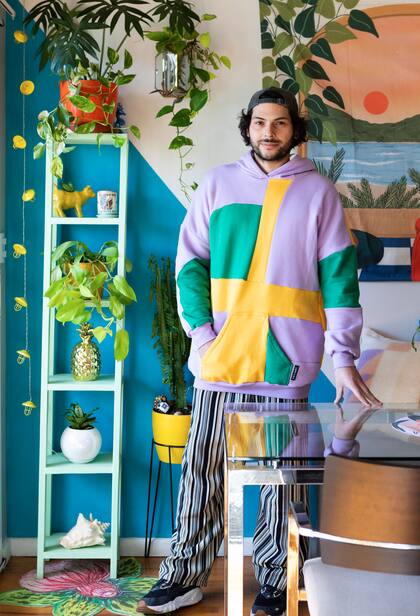 Ramiro Suárez nos abrió las puertas de su casa para compartir las claves de su estilo colorido.