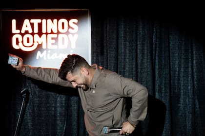 Ramiro tiene como filosofía la risa como canal entre los latinos