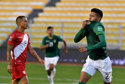 Ramiro Vaca ya despachó el zurdazo que marcó el 1-0 definitivo en La Paz entre Bolivia y Perú; un duro golpe para la ilusión incaica