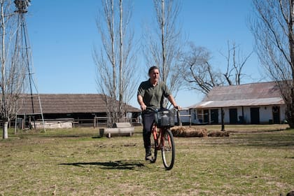 Ramiro Vasena se moviliza por el campo con su bicicleta, incluso para hacer tramos cortos