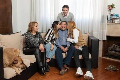 Ramiro Vasquez,  junto a sus hijos Nicole, Michelle y Jean Paul, y su esposa, Jeanne. 