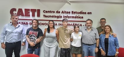 Ramiro y Martina junto a Gonzalo Zabala, Marcelo De Vincenzi y los padres de los dos chicos