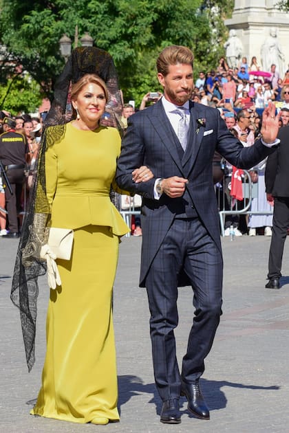 Sergio Ramos, con chaqué y corbata de fantasía gris, feliz del brazo de su madre, Paqui, con un vestido en satén de seda de color pistacho y mantilla negra confeccionado a medida por Victoria, la firma de Vicky Martin Berrocal