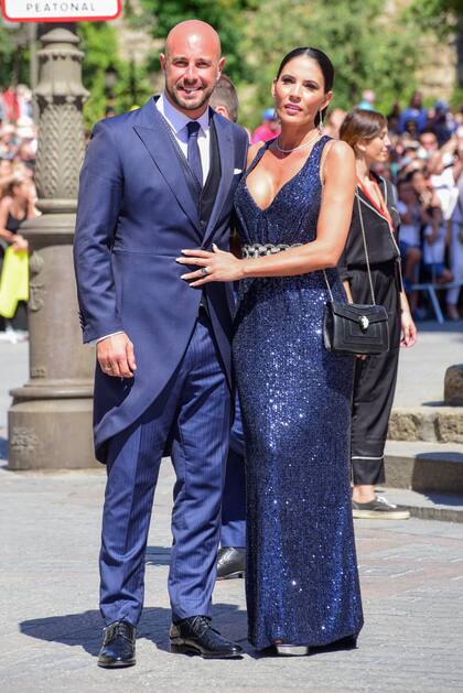 El arquero de la Selección Española e indiscutible animador de concentraciones Pepe Reina y su mujer, Yolanda Ruiz, que llevaba un escotado vestido azul noche con paillettes