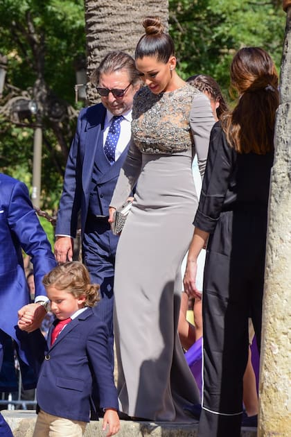 Miriam Ramos, hermana del futbolista, llevó un vestido gris perla con bordados en plata, confeccionado a medida por Victoria, la firma de Vicky Martin Berrocal