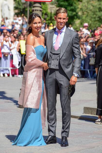 Marco Asensio con su novia, Sandra Garal, con quien el futbolista hacía oficial su relación en la boda, y quien eligió un sensual vestido azul de Caasi Sera Couture.