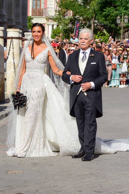Pilar deslumbró del brazo de su padre, Manuel Rubio, con un espectacular vestido de alta costura del libanés Zuhair Murad, inspirado en el movimiento «art déco»