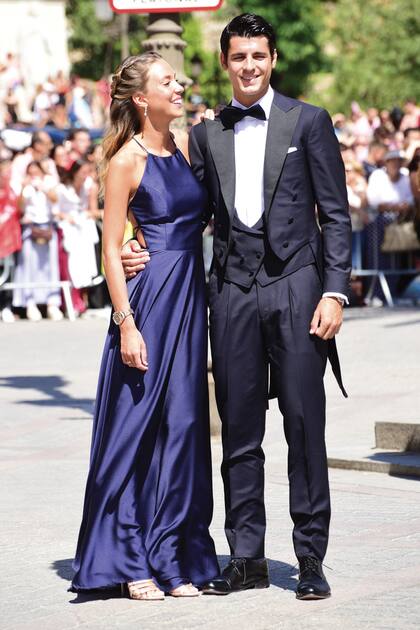 El ex madridista Álvaro Morata –uno de los pocos que no llevó jaquette– se mostró muy sonriente con su mujer Alice Campello (ella optó por un diseño azul navy con la espalda descubierta de Nadine Merabi).