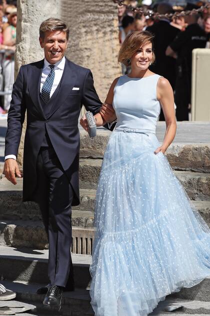 El torero Manuel Díaz, el “Cordobés”, junto a su mujer, Virginia Trocconis (con un vestido de Tot-Hom y el pelo recogido con un “falso” bob) fueron una de las parejas más elegantes de la boda.