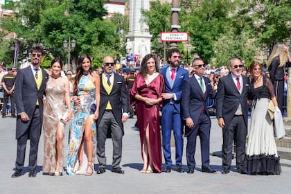 Parte del equipo del programa en el que colabora Pilar, entre ellos, Jandro, Marron y su pareja, la presentadora Arancha Morales; Jorge Ventosa, director de producción, junto a Deborah Corona; Juan Ibáñez y Damián Mollá y Jorge Salvador junto a su mujer.