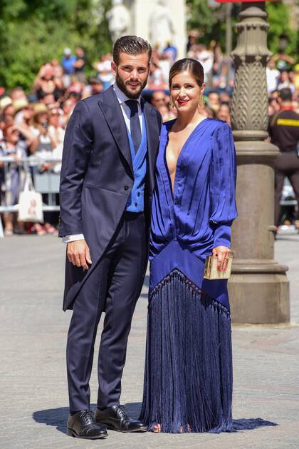 Nacho Fernández, con su mujer, María Cortés, que llevó uno de los escotes más atrevidos de la boda
