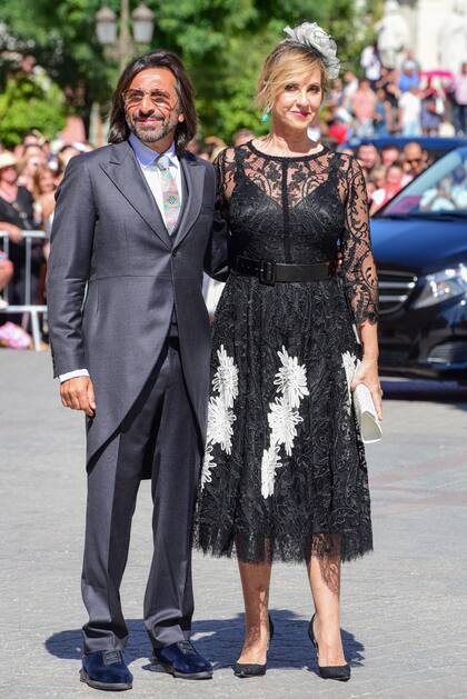 Antonio Carmona y Mariola Orellana, una de las pocas invitadas que llevó tocado