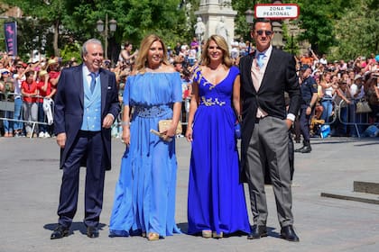 La especialista en belleza Maribel Yébenes con su marido, Antonio García Ordóñez, y su hija, Myriam García Yébenes, con Javier Orellana