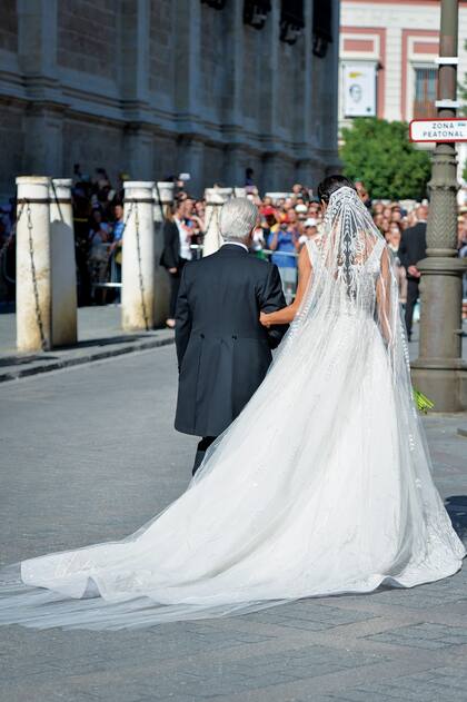 Pilar le agregó un velo con incrustaciones brillantes sujeto con una media peineta, en un claro guiño a Sevilla, y lo acompañó con maxipendientes con brillantes, su anillo de compromiso y un fabuloso brazalete con diamantes.