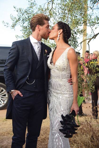 Felices, los recién casados se besaron para los fotógrafos.