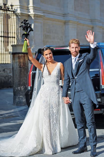 La primera imagen de los recién casados, quienes sellaron su historia de amor –son padres de tres hijos– con un casamiento inolvidable. Muy original, el ramo de calas negras le puso el toque roquero al look de la novia.
