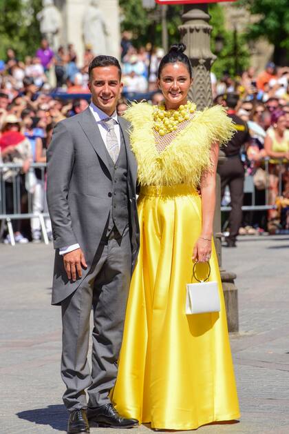 Lucas Vázquez, de la plantilla del equipo blanco, con su mujer, Macarena Rodríguez, que llevó uno de los vestidos más originales, de color amarillo