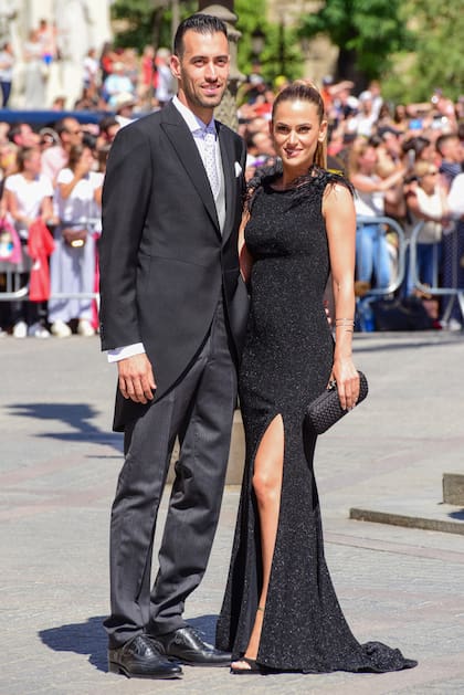 Sergio Busquets abrazado a su mujer, Elena Galera.