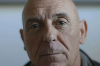 Estranguló a su esposa, arrojó a un precipicio a su hijo, lo liberaron y, diez años después, volvió a matar por duplicado