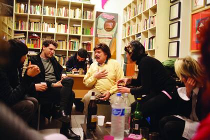 Ramón Ayala toma la palabra, por un rato, donde todas las tardes llega gente a disfrutar entre libros, buena música y copetín