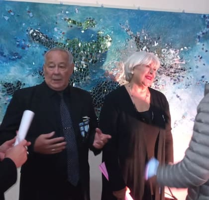 Ramón Barrionuevo en la actualidad. La imagen fue tomada hace unos meses, cuando fue invitado a la inauguración de una muestra de arte. Al lado suyo está la hermana de uno de sus compañeros de Promoción.