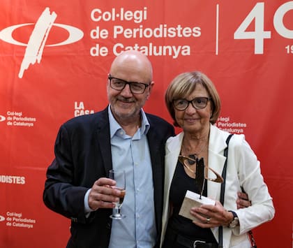 Ramon Besa con Montse, su mujer, el día en que recibió el Premi Ofici de periodista 2025
Foto: © Marceláli Saenz