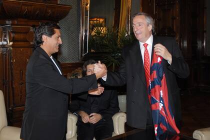 Ramón Díaz con Nestor Kirchner y Marcelo Tinelli, en 2007