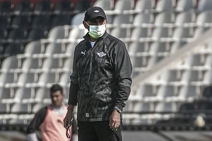 Ramón Diaz dirigiendo un entrenamiento de Libertad de Parguay