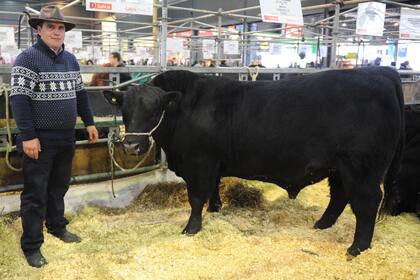 Ramón Gallarini, con el toro Mbappé