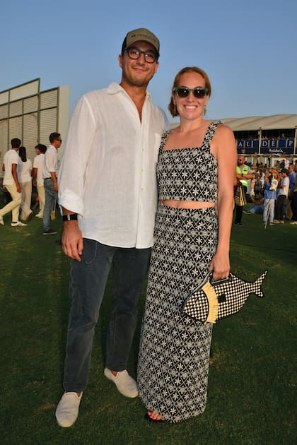 Ramón Hermosilla posó con Paola Zobel, que se llevó todos los aplausos con su cartera con forma de pez