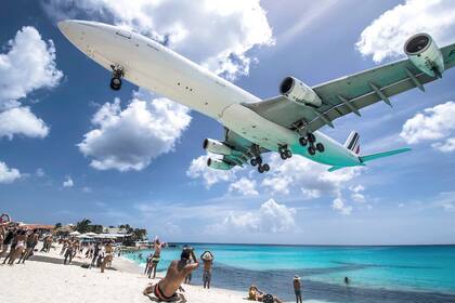 Desde Maho Beach se ve cómo aterrizan los aviones.