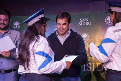 Ramón Lanús, actual intendente de San Isidro junto a los agentes de tránsito